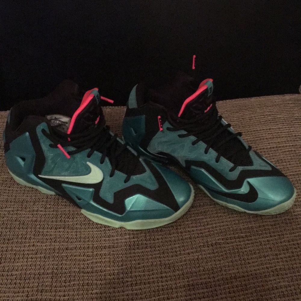 Barely worn Nike LeBron’s Size 6Y